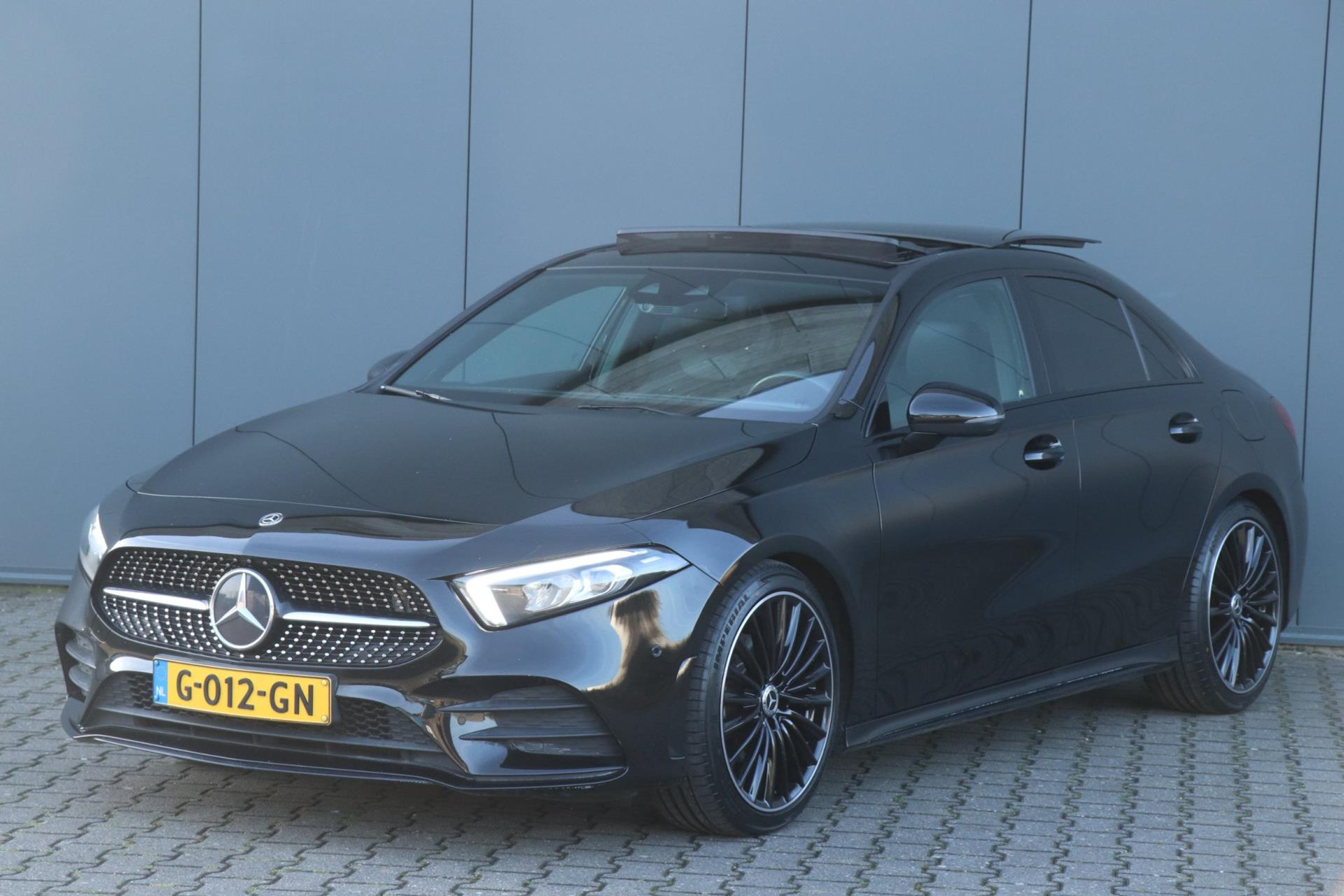Mercedes-Benz A-Klasse 180 AMG | PANO | Sfeerverlichting | Camera | Nette auto! 50663861-0.jpg | Auto Kasva